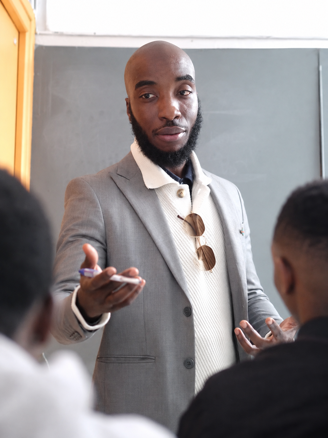 Jibreel Musampa enseignant devant sa classe