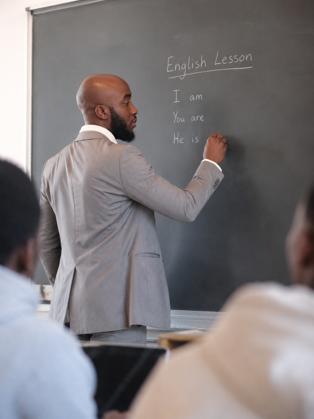 Jibreel Musampa écrivant une leçon d’anglais au tableau